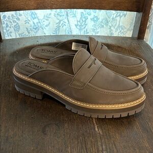 Women’s Tom’s Loafer Mules, Taupe Size 8
Excellent, like new condition
